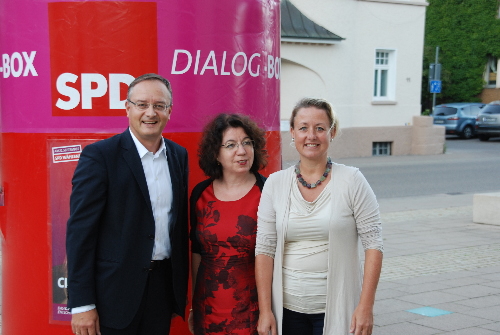 Kultusminister Andreas Stoch, Prof. Dr. Yasemin Karakasoglu und Bundestagskandidatin Claudia Sünder (v.l.n.r.)